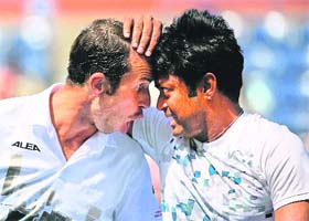 Paes-Stepanek celebrate after denying Bryan brothers a shot at history in New York on Thursday. The Ind-Czech pair won 3-6, 6-3, 6-4.