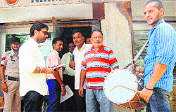 Drummers in front of a gas agency, which allegedly owes taxes to the Amritsar MC