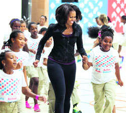 First lady Michelle Obama exercises with pupils in Washington. 