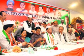 Union Road Transport Minister Oscar Fernandes along with Chief Minister Vijay Bahuguna, state Congress chief Yashpal Arya and other senior Congress leaders at a workshop on the Food Security Act held in Dehradun on Sunday