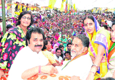 Haryana Janhit Congress supremo Kuldeep Bishnoi with BJP state chief Ram Bilas Sharma and other leaders during a womens rally at Beri town on Sunday.  