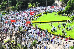 Thousands of protesters march towards Chandigarh at a chowk near the Shalimar Mall in Panchkula.