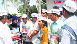 Members of the Aam Aadmi Party present a memorandum of demands on Himalayan Day in Dehradun on Monday. Tribune photo: Vinod Pundir