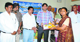 The Deputy Commissioner, Bhiwani, AK Meena, honours a teacher.