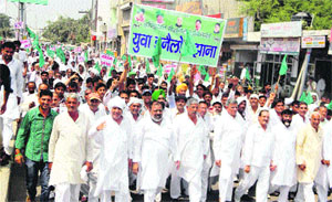 Supporters of the INLD stage a march in Jind on Monday seeking a probe into the CD scam involving certain MLAs and leaders of the Congress.