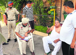 The police records the statement of the chain snatching victim, Mahesh Kumar, outside his house at Panchvati Nagar in Bathinda on Tuesday morning. 