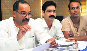 Ragunath Singh Negi, BJP leader and president of the Jan Sangharsh Morcha, addresses mediapersons in Dehradun on Tuesday. 