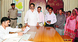 A delegation of the Shanan power project oustees and Aam Aadmi Party leader 