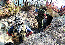 Free Syrian Army fighters dig trenches at the Jabal al-Akrad area in Syrias northwestern Latakia province. 