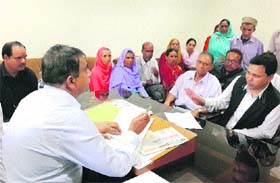 Activists of the Himachal Kisan Sabha discuss their demands with the SDM in Jogindernagar on Wednesday