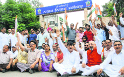 Congress leaders hold protest outside the MC office against poor civic amenities in Jalandhar on Wednesday. Tribune photo: Malkiat Singh
