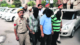 Members of a vehicle-lifter gang in police custody