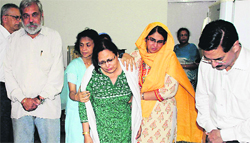 Grief-stricken relatives and wife (centre) of KL Khanna at Sector 30, Chandigarh, on Thursday. Tribune photo: Parvesh Chauhan