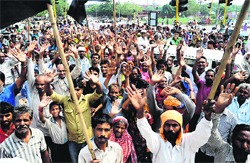 Colony No. 5 residents protest at the Sector 44/45 light point in Chandigarh on Thursday. Tribune photo: Parvesh Chauhan