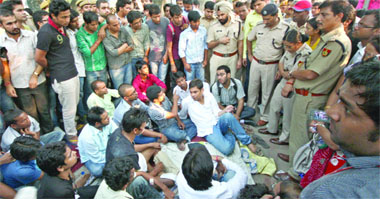 Police officials speak to the students on hunger strike at North Campus in Delhi on Thursday. 