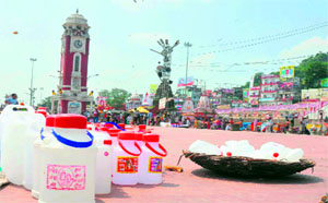 Despite the ban on plastic in the Har-ki-Pauri zone, vendors can be seen selling such items, with the civic body and administration failing to control this violation in Haridwar.