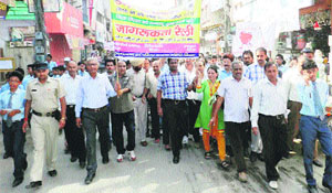 Deputy Commissioner J Ganesan (centre) leads a rally against smoking in Sirsa on Thursday. 