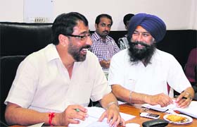 Shunning their differences, Mayor Sunil Jyoti and Senior Deputy Mayor Kamaljit Bhatia have a hearty laugh at the F&CC meeting in Jalandhar on Thursday