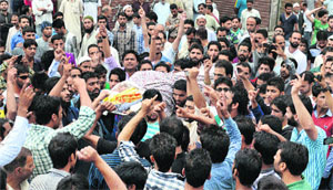 Villagers carry the body of Peoples League activist Abdul Rashid Sofi, who was found dead in Baramulla district on Thursday