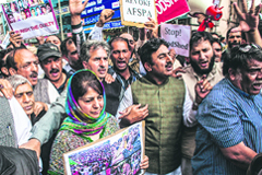 Mehbooba Mufti and other PDP leaders protest against the recent Shopian killings in Srinagar on Friday. Photo: Yawar Kabli