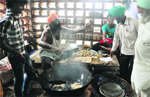 A stall selling Punjabi food on the PAU campus.