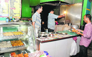 Kapoor Kebab Corner located at Gol Diggi in Bathinda is a favourite haunt of lovers of non-vegetarian food. 