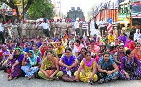 Members of the Sikhiya Providers Union stage a dharna on the Chandigarh-Kurali highway at Kharar on Saturday.