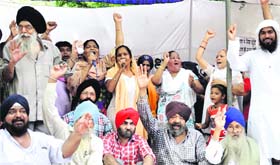 UP IN ARMS: Activists of the Shiromani Akali Dal (Master Tara Singh) protest against the Gujarat Governments move to evict Sikh farmers from the Kutch region, in New Delhi on Saturday
