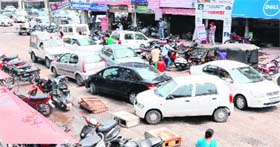 Haphazard parking of vehicles at the Nehru Shopping Complex in Amritsar