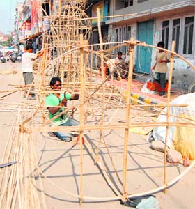 Artisans make effigies of Ravan, Kumbhakaran and Meghnad at Lahori Gate in Amritsar on Sunday