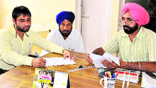 The accused (left), Darshan Singh of Batth village, tenders a written apology at the police post in the Civil Hospital, Bathinda, on Sunday