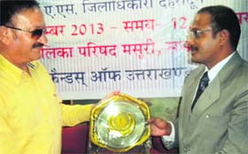The Advocate General, Uttarakhand, UK Uniyal (left), felicitates Dehradun DM BVRC Purshotam in Mussoorie on Sunday.