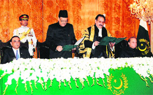 Mamnoon Hussain (3L) taking the oath as President from Supreme Court Chief Justice Iftikhar Mohammad Chaudhry, as Prime Minister Nawaz Sharif (R) and former President Asif Ali Zardari (L) attend the ceremony in Islamabad. 