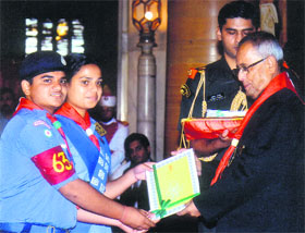 President Pranab Mukharjee gives President Award to the girl guides of Shambhu Dayal Modern School, Sonepat, at Rashtrapati Bhawan, New Delhi.
