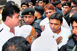 Akhilesh Yadav meets riot-hit persons in Muzaffarnagar