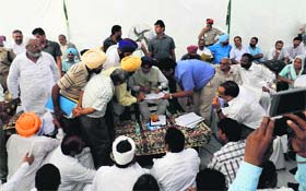 Chief Minister Parkash Singh Badal listens to the grievances of floot-hit villagers at Mahatam Nagar village in Fazilka on Sunday