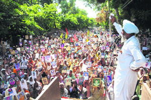 BKU leader Shingara Singh Mann addressing the protesters. 