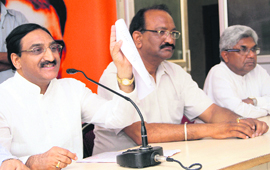 Former Chief Minister Ramesh Pokhriyal Nishank addresses mediapersons in Dehradun on Monday.