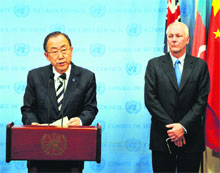 UN Secretary General Ban Ki-Moon (L) and UN chief weapons inspector Ake Sellstrom at a press briefing in New York on Monday.