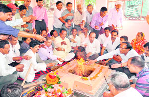 Employees of the Municipal Corporation and other departments perform a yajna to worship Lord Vishwakarma at the Bhagwan Vishwakarma temple on the corporation premises in Haridwar on Tuesday.
