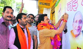 BJYM president Anurag Thakur launches a signature campaign at Hamirpur on Tuesday.