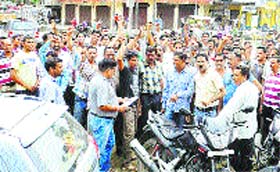 Tractor-trailer owners hold a protest at Dehara Gopipur.