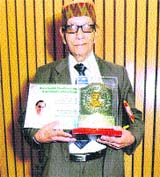 BD Choudary with the Rajeev Gandhi Excellence Award.