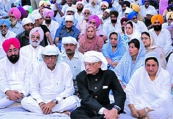 Senior leaders, including PPCC chief Partap Singh Bajwa, Haryana CM Bhupinder Hooda, Punjab Governor Shivraj Patil and former Punjab CM late Harcharan Brars daughter Babli Brar at the bhog ceremony of the late CMs wife Gurvinder Brar in Chandigarh on Tuesday