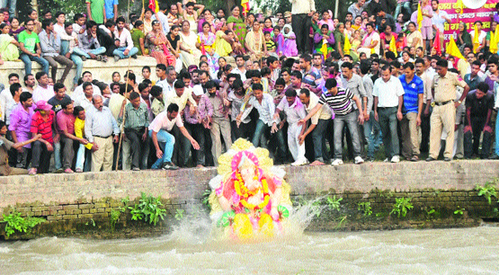 Devotees assemble near the Sirhind Canal to witness the Ganpati Visarjan ceremony in Bathinda on Wednesday.