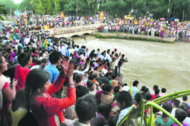 Scores of devotees assembled near the Sirhind Canal to witness the Ganpati Visarjan ceremony in Bathinda.