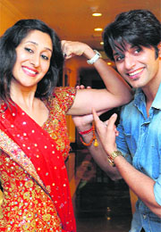 Actors Karanveer Bhora and Teejay Sidhu promote their upcoming movie Love You Soniye in Jalandhar on Wednesday.