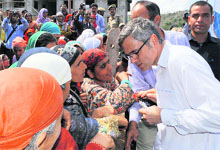 CM Omar Abdullah interacts with Umeed beneficiaries at Khansahib. 