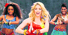 Shakira (centre)