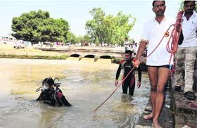 An NDRF team looking for the childs body in the Sirhind Canal in Bathinda on Thursday